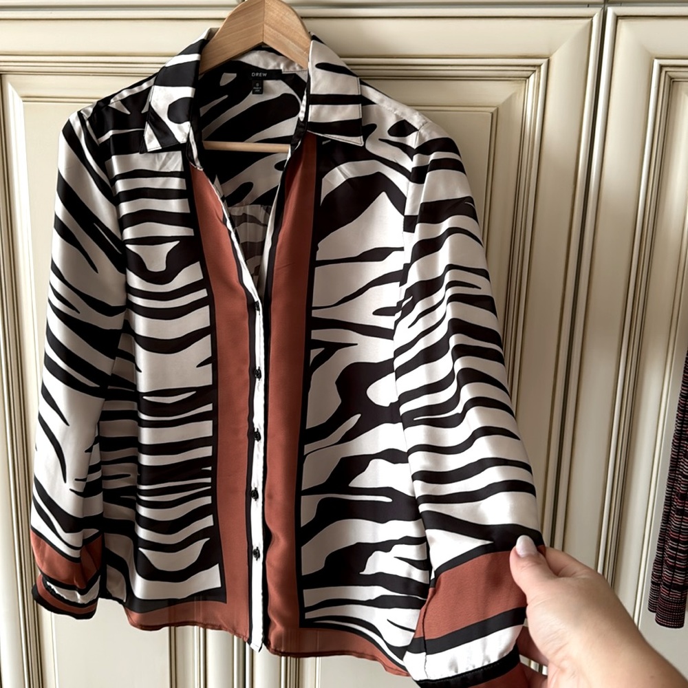 Women silky top, size S.